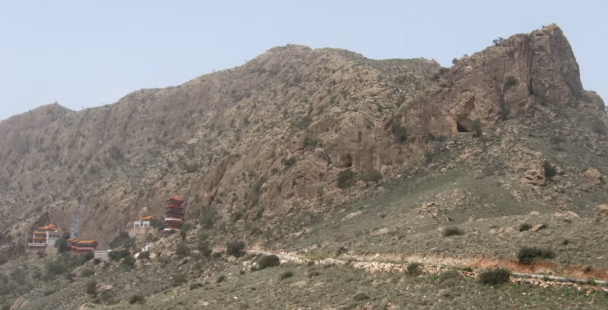 Xu Xiaolong, 36 tuổi, người làm việc với ban quản lý nghệ thuật khắc đá núi Helan của thành phố, giải thích rằng công việc này đặt nền tảng cho các nỗ lực lưu trữ kỹ thuật số và bảo vệ di tích khảo cổ sau này. Ảnh: @Xinhua.