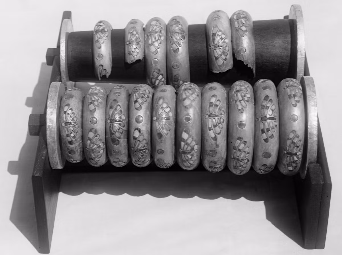 Phân tích các mẫu lấy từ vòng tay cho thấy, chúng chủ yếu được làm từ bạc với một lượng nhỏ đồng, vàng và chì, đính đá lapis lazuli và đá mã não khảm, kỹ thuật chế tác này cho thấy những chiếc vòng tay này được sản xuất tại Ai Cập. Ảnh: @Đại học Macquarie.