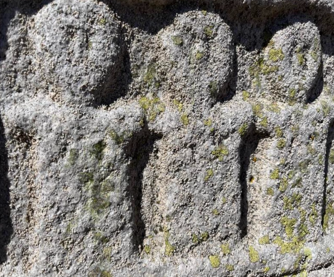 Đó là những tấm bia đá này có thể chứa hình ảnh của các nữ thần cổ đại có nguồn gốc Celtic, những vị thần đa thần cai quản cả sự sống và cái chết. Ảnh: @Đại học Valencia.