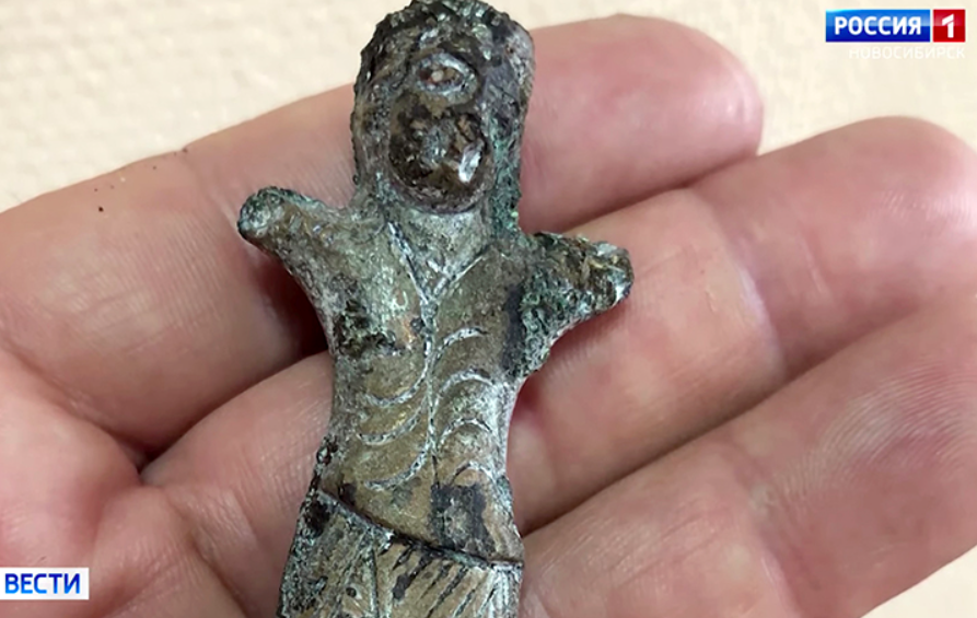 Chuyên gia khảo cổ học Andrey Borodovsky đến từ Viện Hàn lâm Khoa học Nga xác định rằng, bức tượng mô tả một vũ công Ấn Độ và rất có thể nó được tạo ra vào khoảng năm 100 Trước Công nguyên ở miền Bắc Ấn Độ. Ảnh: @Viện Hàn lâm Khoa học Nga.