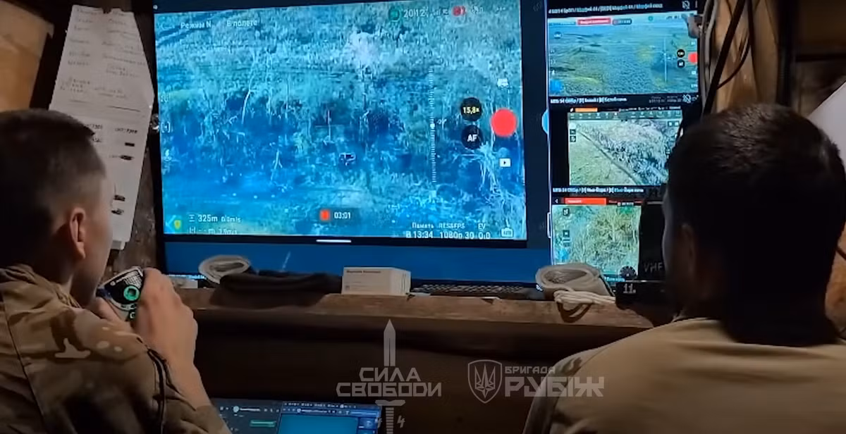 "Được rồi, tôi nghe rõ rồi. Tôi nghe rõ rồi," người lính ở màn hình nói. "Đi nào. Bắt đầu thôi”. Ảnh: @ Сила Свободи".