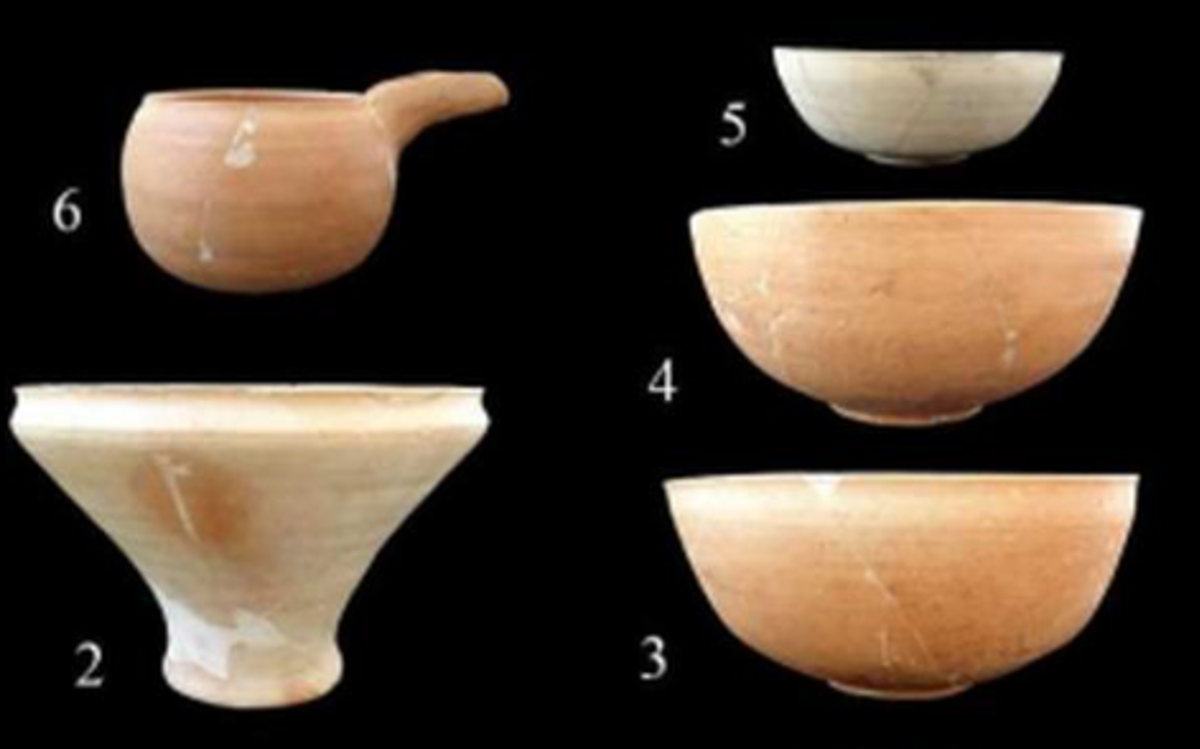 Một số đồ tùy táng đặc biệt tinh xảo, chẳng hạn như một chiếc ghim bằng đồng hình bàn tay đang cầm một bông hoa mười cánh giữa ngón cái và ngón trỏ. Ảnh: @Raffaele Biscone.