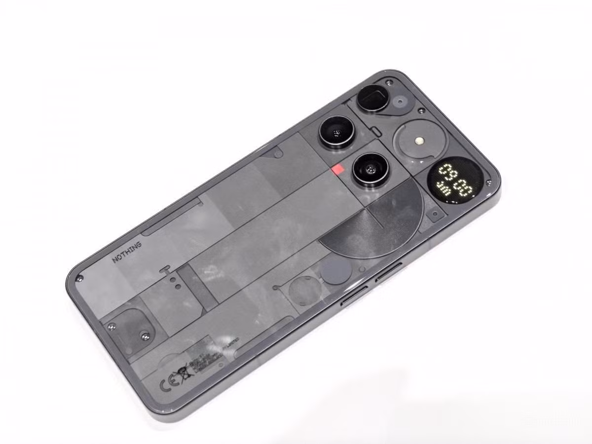 Glyph Matrix – điểm nhấn thiết kế của Nothing Phone 3, là màn hình ma trận 25x25 với 489 đèn LED hiển thị thông báo, trạng thái hệ thống và tương tác.