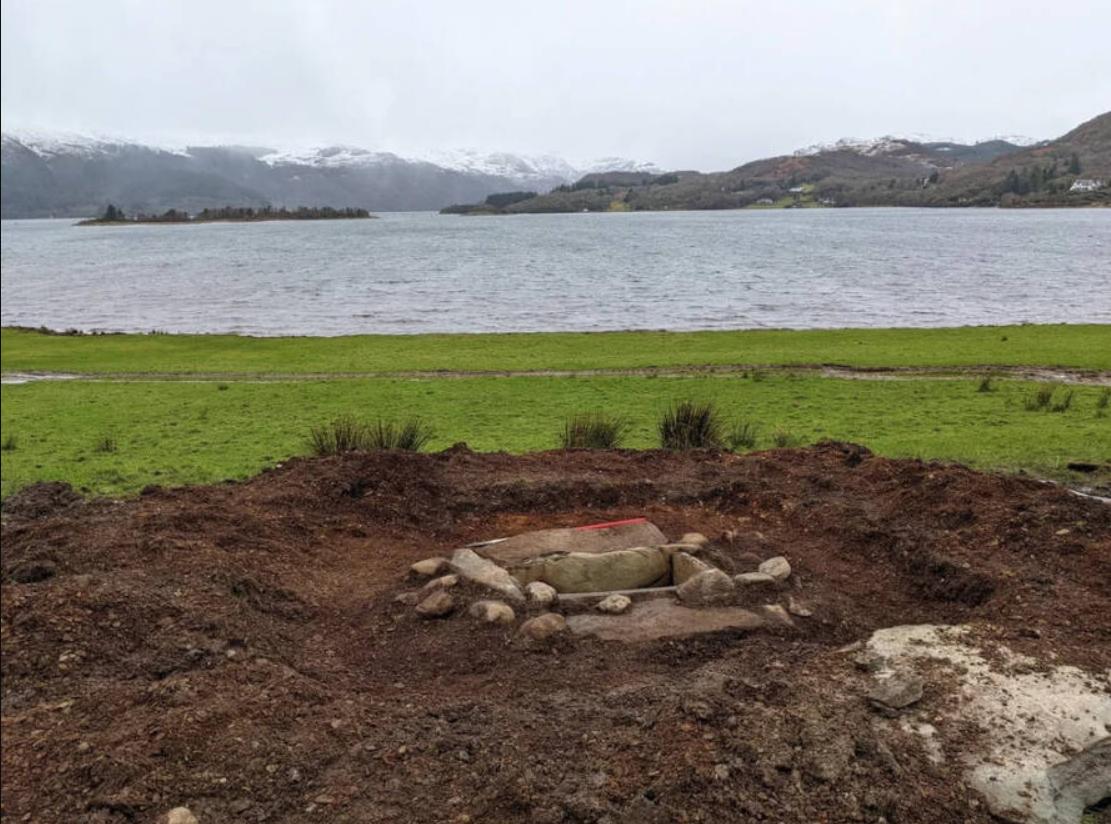 Việc nghiên cứu ngôi mộ 4.000 năm tuổi này giúp hé lộ thêm về câu chuyện của hai người đã sống và chết cách đây hơn bốn thiên niên kỷ. Ảnh: @Cơ quan Bảo tồn Di sản Lịch sử Scotland và Tập đoàn Khảo cổ học AOC/PA Wire.