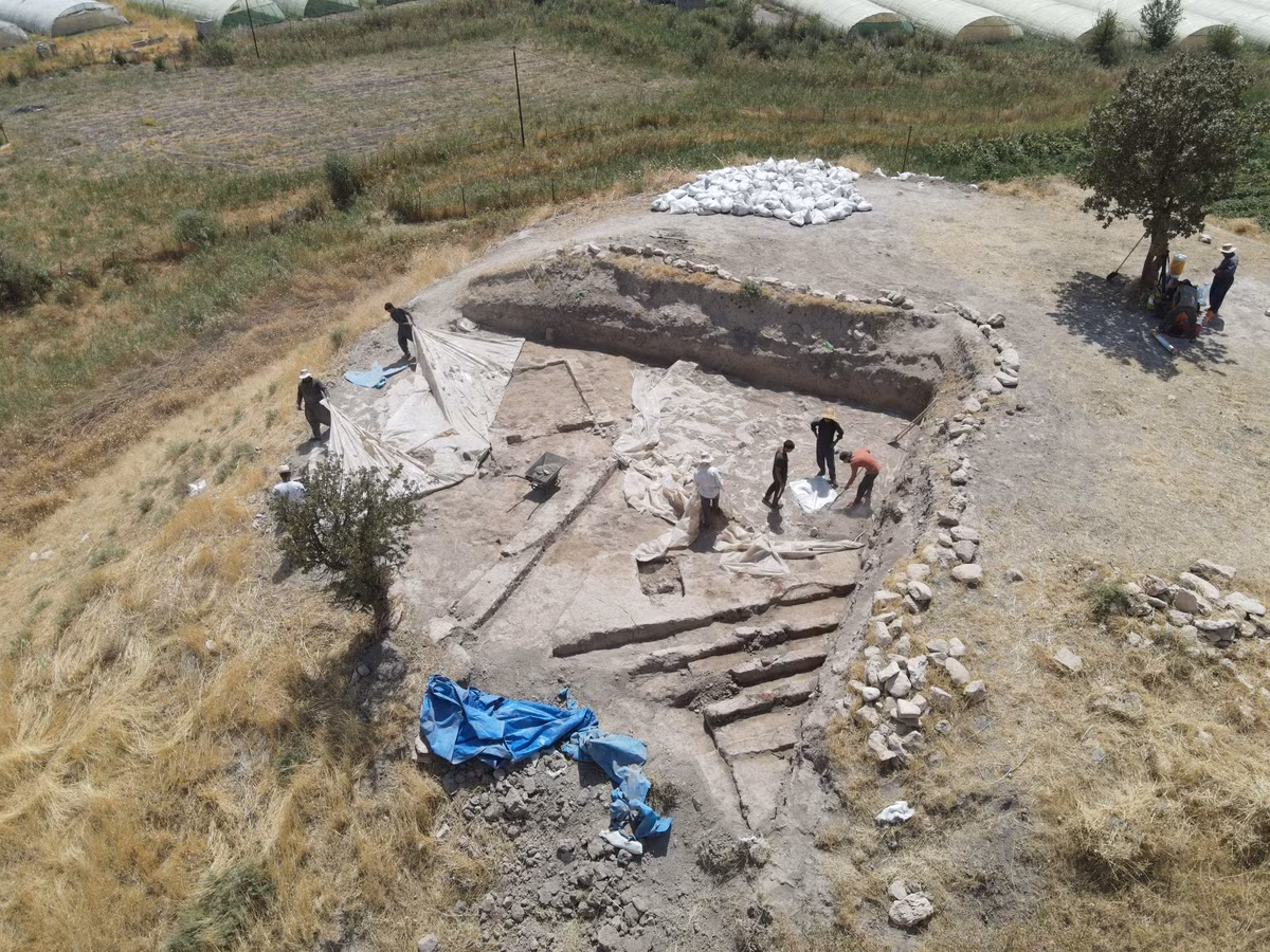 Các nhà khảo cổ cũng đã xác định được các chóp tường hình nón bên trong công trình. Những yếu tố trang trí này thường được liên kết với kiến ​​trúc hoành tráng gắn liền với Thời kỳ Uruk. Sự hiện diện của chúng củng cố ý tưởng rằng, kiến trúc này đóng vai trò công cộng trong khu định cư cổ đại. Ảnh: @Trung tâm Nghiên cứu Khảo cổ học, Nghệ thuật và Khoa học Di sản Iraq.