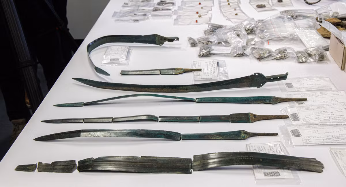 Các chuyên gia tin rằng, những vũ khí này có thể đã được đặt ở đó như những vật tế lễ. Ảnh: @Văn phòng Nhà nước về Văn hóa và Bảo vệ Di tích của Đức.