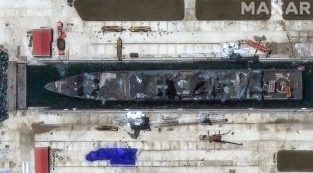 Bức ảnh vệ tinh mới chụp từ Maxar Technologies cho thấy, con tàu rõ ràng đã bị hư hại về mặt cấu trúc ở phần thượng tầng, với các đường cong và kim loại bị biến dạng xuất hiện trên hình ảnh vệ tinh. Ảnh: @Maxar Technologies.