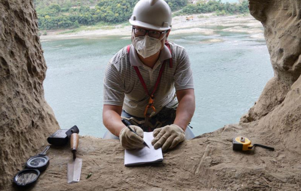 Thậm chí, họ còn ghi chép dữ liệu về những ngôi mộ đá này.