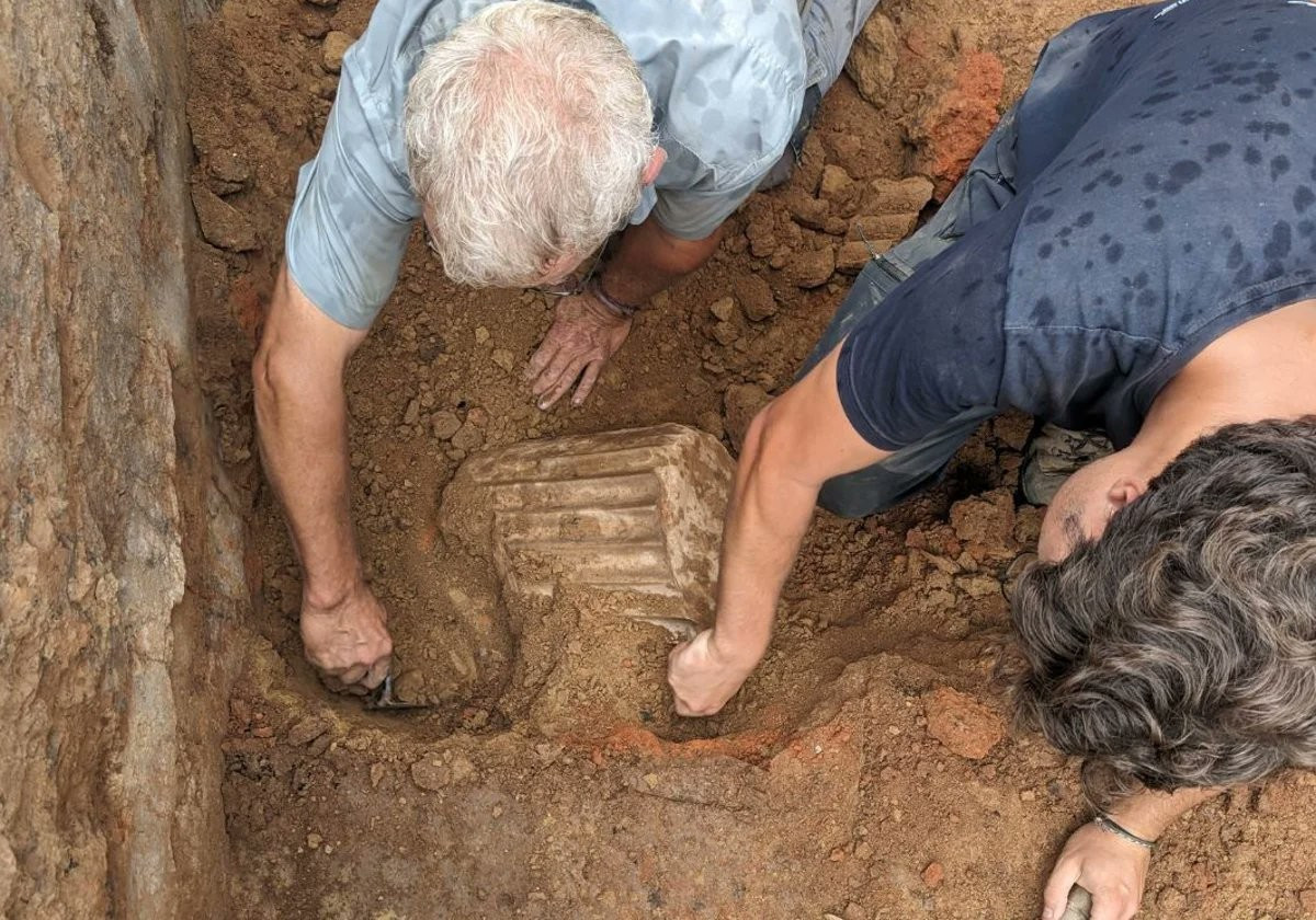 Anna Gutiérrez, một chuyên gia từ Viện Khảo cổ học Cổ điển Catalan cho biết, loại đá cẩm thạch này được xác định thông qua phân tích trực quan. Các xét nghiệm trong phòng thí nghiệm hiện đang được tiến hành để xác nhận chính xác mỏ đá nơi khai thác loại đá này. Ảnh: @Viện Khảo cổ học Cổ điển Catalan.