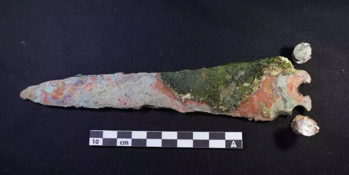 Trên chiếc dao găm bằng đồng này còn có đinh tán bằng chất liệu bạc độc lạ. Ảnh: @Bảo tàng Khảo cổ học Dưới nước Kemer.