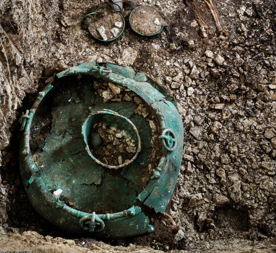 Trung tâm Nghiên cứu và Phục hồi Bảo tàng Pháp phối hợp với nhiều tổ chức và học giả, đã tiến hành các nghiên cứu có hệ thống về địa điểm khảo cổ Celtic đặc biệt này: một ngôi mộ có niên đại từ đầu thế kỷ thứ 5 Trước Công Nguyên, vẫn được bảo tồn trong tình trạng nguyên vẹn đáng kinh ngạc và tiếp tục hé lộ những dấu vết của một nền văn minh ngoại giao tinh tế, gắn bó sâu sắc với thế giới Địa Trung Hải. Ảnh: @Trung tâm Nghiên cứu và Phục hồi Bảo tàng Pháp.