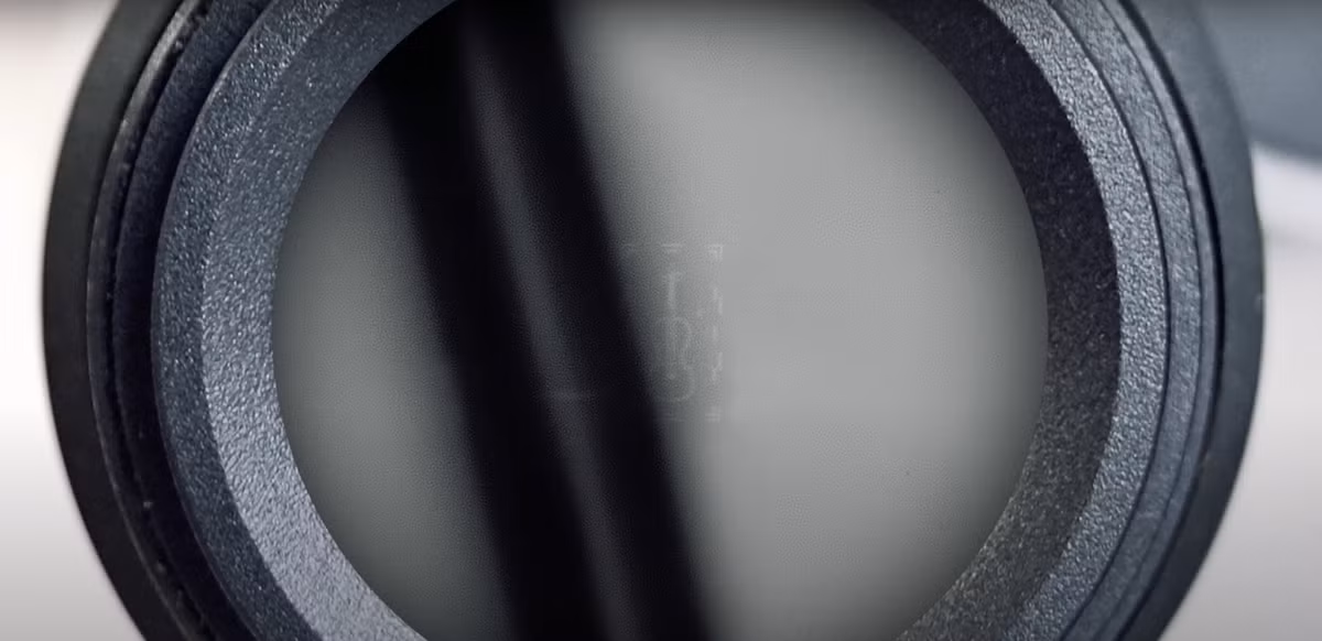 Để tạo ra cây vĩ cầm này, Giáo sư Morrison với sự hỗ trợ của Tiến sĩ Naëmi Leo và kỹ thuật viên nghiên cứu Tiến sĩ Arthur Coveney - bắt đầu bằng cách phủ lên một con chip nhỏ bằng lớp vật liệu polymer. Ảnh:@Đại học Loughborough.