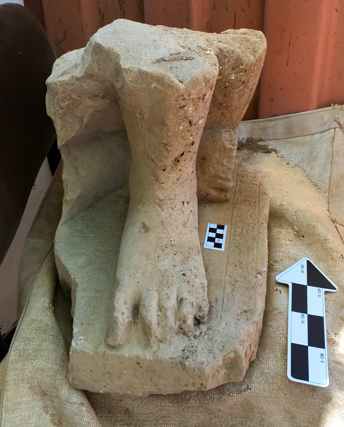 Đó là một phần mảnh vỡ của một bức tượng đá Ai Cập cổ đại, ước tính có niên đại thuộc thế kỷ thứ 3 TCN. Ảnh: @Đại học Hebrew.