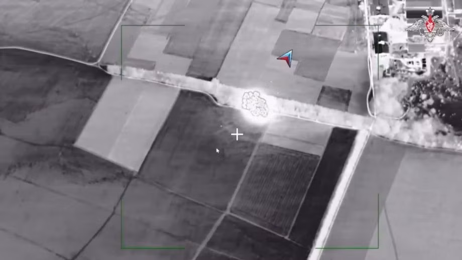 Theo giới phân tích quân sự, việc Nga tập trung tấn công các cơ sở hậu cần và điểm phóng UAV của Ukraine cho thấy Moscow đang ưu tiên chiến lược “chặt đứt cánh tay tấn công từ xa” của đối phương. Đòn đánh này nhằm làm tê liệt năng lực triển khai UAV tầm xa, giảm thiểu rủi ro cho lãnh thổ Nga trước các cuộc tập kích sâu.