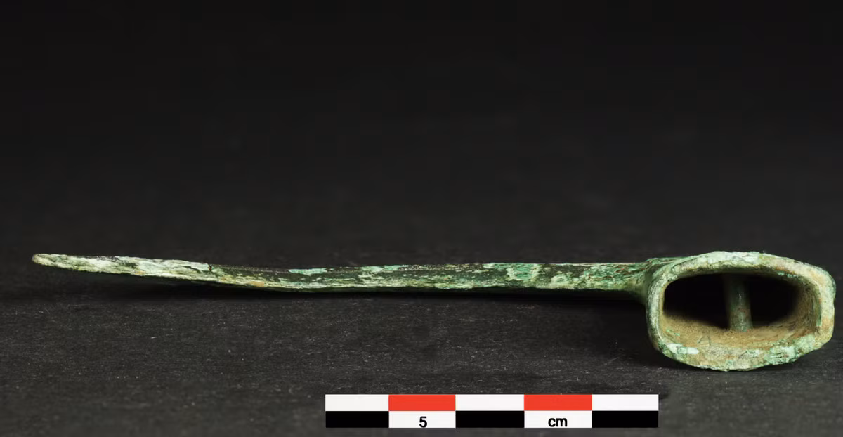 Việc tìm thấy chiếc liềm này cho thấy mối liên hệ văn hóa và thương mại đường dài giữa các cộng đồng dân cư ở Anh và Pháp trong thời kỳ đồ đồng muộn. Những kết nối này phụ thuộc rất nhiều vào các hệ thống sông ngòi như sông Seine, vốn đóng vai trò là tuyến đường vận chuyển chính cho người, hàng hóa và nguyên liệu thô. Ảnh: @ Viện Nghiên cứu Khảo cổ học Quốc gia Pháp.