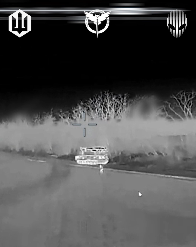 Trong đó, Hệ thống Buk-M1 và Buk-M2 đóng vai trò quan trọng trong việc bảo vệ lực lượng Nga và cơ sở hạ tầng quan trọng ở cấp độ tác chiến-chiến thuật, cung cấp khả năng phòng thủ tầm trung chống lại máy bay, tên lửa hành trình và máy bay không người lái. Ảnh: @СБС знищення трьох систем ворожого ППО за три дні.