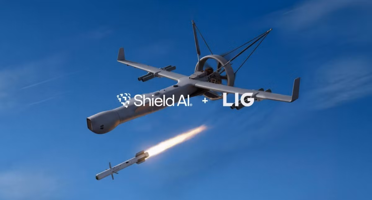 Theo đó, công ty Shield AI của Mỹ đã thông báo ký kết hợp đồng với công ty LIG Nex1 của Hàn Quốc tại triển lãm UMEX 2026. Hợp đồng này bao gồm việc trang bị cho máy bay không người lái trinh sát V-BAT các tên lửa dẫn đường mới để tấn công các mục tiêu trên mặt đất. Ảnh: @Shield AI.