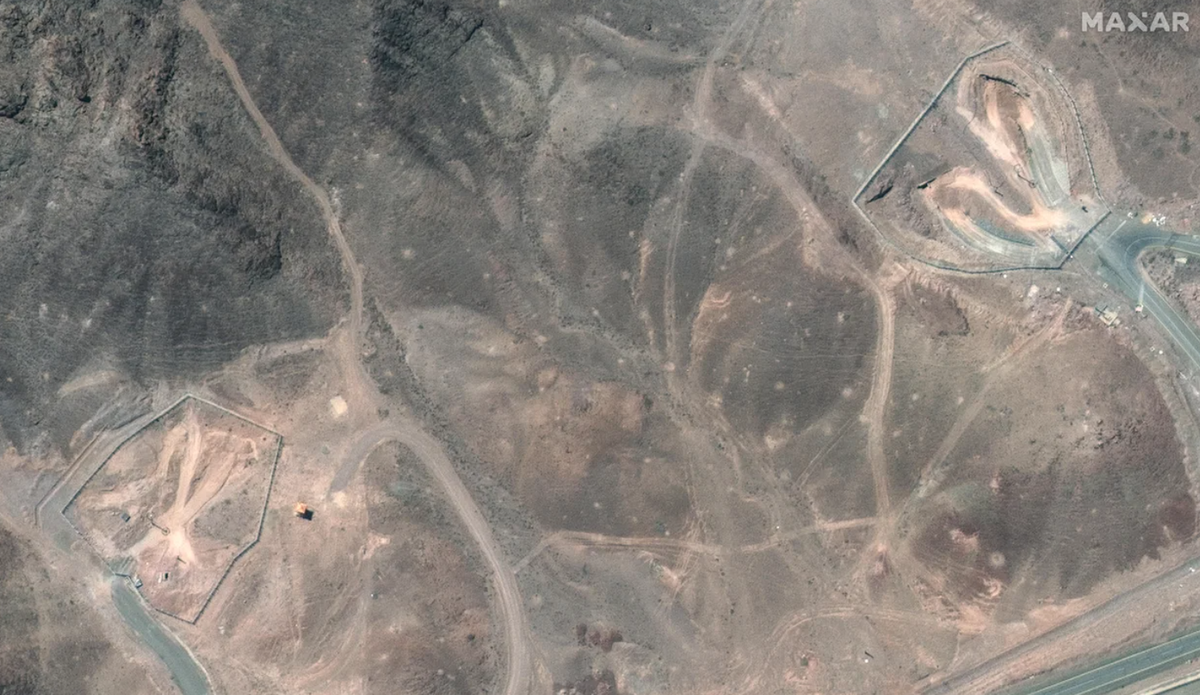 Ngoài ra, một số lối vào đường hầm dẫn vào cơ sở ngầm Fordow bị chặn bằng đất, sau các cuộc không kích của Mỹ. Ảnh: @Maxar Technologies.