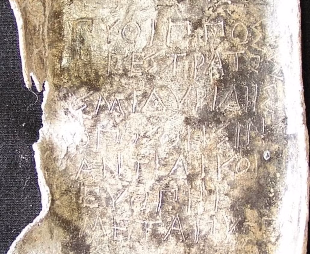 Tấm bia chì nhỏ này có mục đích cầu khẩn, triệu hồi các vị thần địa ngục để gây hại cho người khác. Ảnh: @Viện Khảo cổ học Đức.