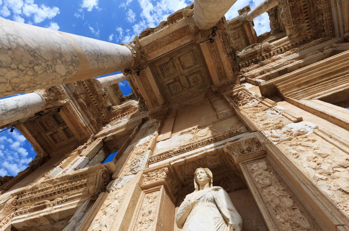 Vị trí chiến lược dọc theo các tuyến đường thương mại hàng hải đã biến Ephesus thành một điểm giao thoa của nhiều nền văn hóa. Các thương nhân từ Ai Cập, Syria, Hy Lạp và Bắc Phi đã đi qua cảng của thành phố, và sự hiện diện của họ đã để lại dấu ấn rõ rệt trên kiến ​​trúc, các bản khắc và các hiện vật tôn giáo của thành phố. Ảnh: @Bộ Văn hóa và Du lịch Thổ Nhĩ Kỳ.