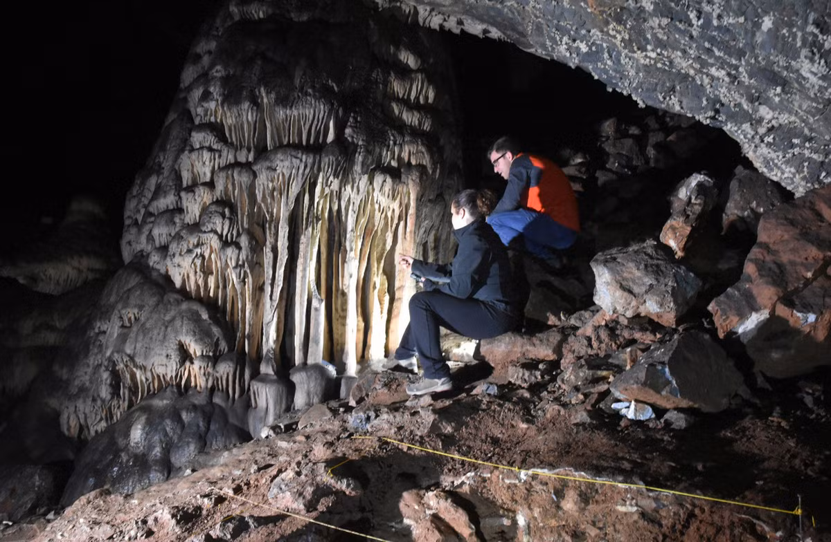 Không chỉ có vậy, gần đây, các nhà khảo cổ học đến từ trường Đại học Cádiz phối hợp với Bảo tàng Neanderthal ở Colonia, Đại học Colonia, đã tiến hành khai quật một khu phân tầng riêng biệt có trong hang động này. Ảnh: @Đại học Cádiz.