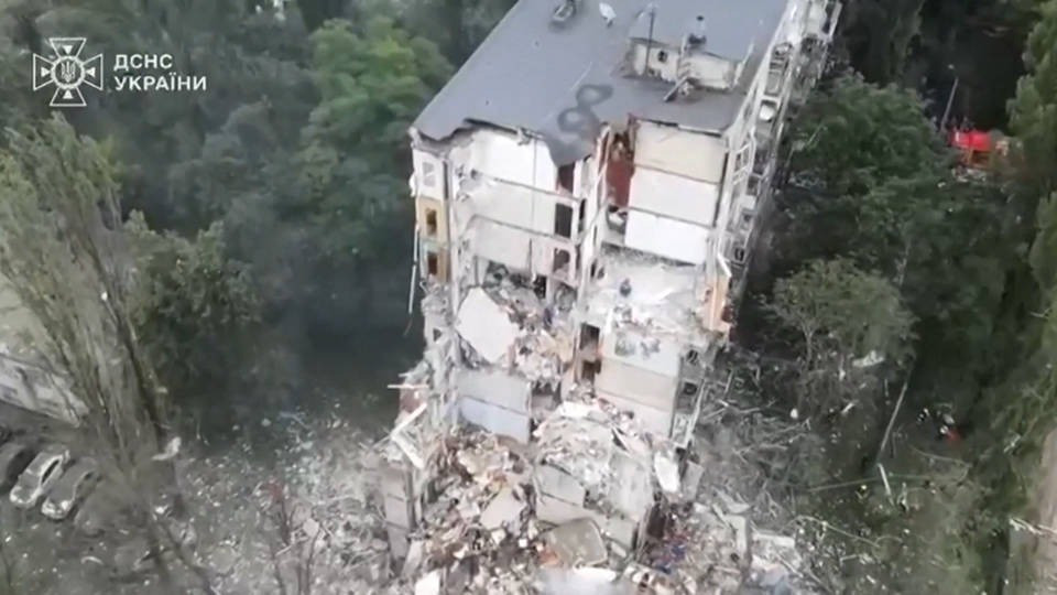 Giới chức địa phương cho biết, cuộc không kích khiến ít nhất 14 người thiệt mạng và 135 người bị thương. Tổng thống Volodymyr Zelensky thông báo, trong 2 ngày 30-31/7 lực lượng Nga đã phóng hơn 300 UAV và 8 tên lửa vào thủ đô Kiev cùng nhiều khu vực khác ở Ukraine.