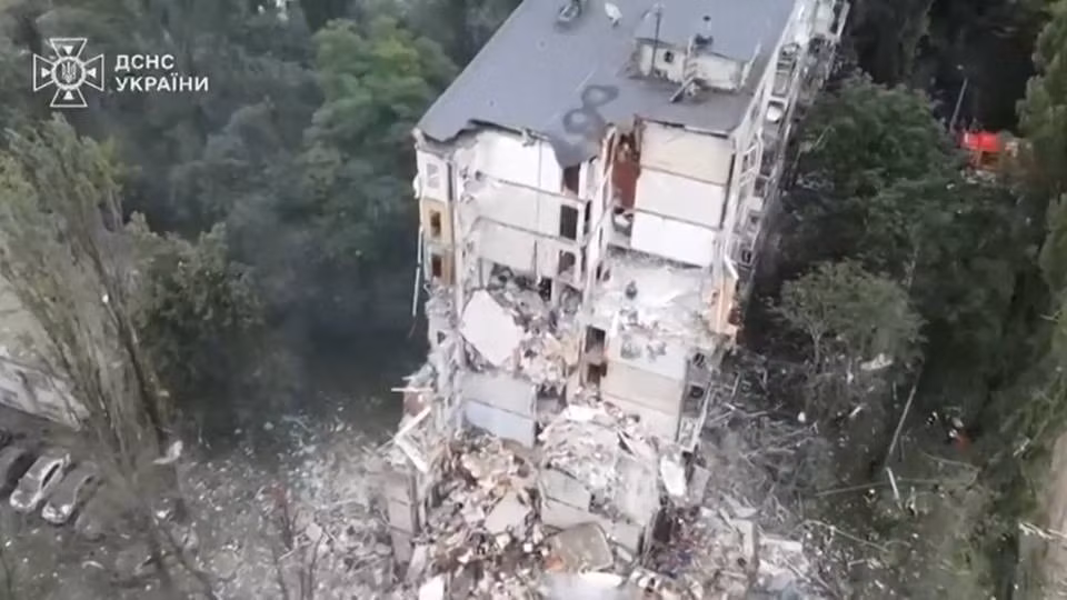 Giới chức địa phương cho biết, cuộc không kích khiến ít nhất 14 người thiệt mạng và 135 người bị thương. Tổng thống Volodymyr Zelensky thông báo, trong 2 ngày 30-31/7 lực lượng Nga đã phóng hơn 300 UAV và 8 tên lửa vào thủ đô Kiev cùng nhiều khu vực khác ở Ukraine.