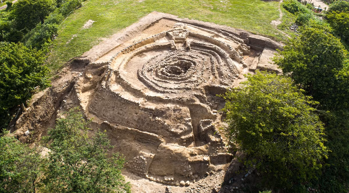 Các bình đựng tro cốt có thể được chôn bên dưới phần còn lại của công trình kiến ​​trúc cũ, có thể là nền móng của các ngôi nhà cổ, cho thấy các bình đựng tro cốt có thể liên quan đến các công trình định cư lớn hơn của các nền văn minh cổ đại từng phát triển mạnh ở vùng Amazon. Ảnh: @PBS.