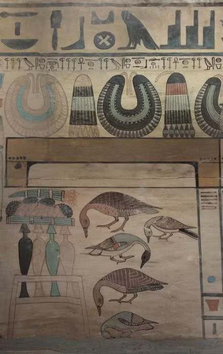 Lăng mộ được trang trí bằng những bức tranh và phù điêu tinh xảo. Ảnh: @ Bộ Cổ Vật Ai Cập.