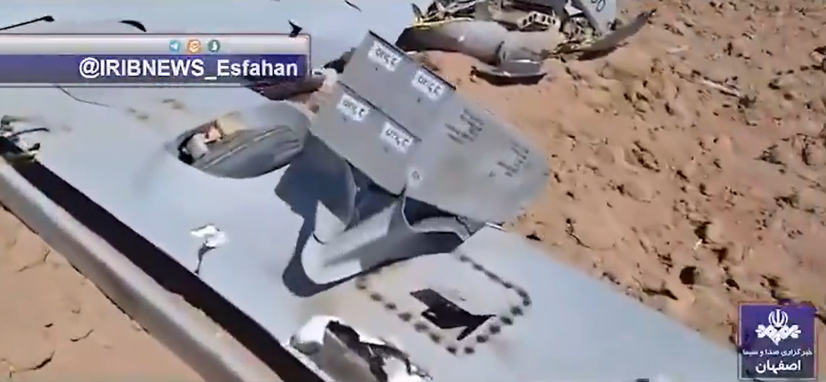 Phía Lực lượng Phòng vệ Israel cũng xác nhận mới đây rằng, một trong những máy bay không người lái của quân đội Israel đã bị bắn hạ bởi một tên lửa đất đối không, khi đang hoạt động trên vùng không phận Iran. Tuy nhiên, sau sự cố này, Lực lượng Phòng vệ Israel cho biết, họ không lo sợ thông tin bị rò rỉ. Ảnh: @Đài truyền hình IRIB News.