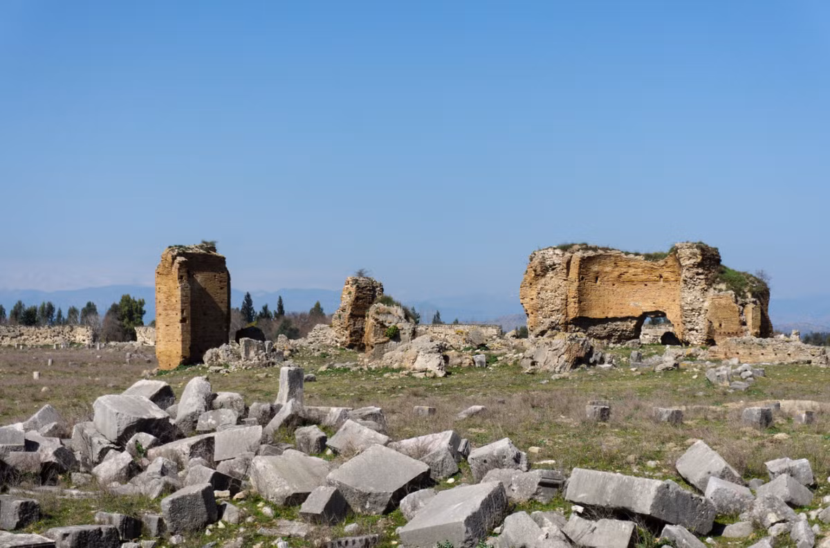 Các nhà khảo cổ học đến từ trường Đại học Çukurova khi khai quật tại thành phố cổ Anavarza (còn được gọi là Anazarbus) thuộc tỉnh Adana phía nam Thổ Nhĩ Kỳ thì bất ngờ tìm thấy quần thể di tích cổ xưa kỳ lạ. Ảnh: @Đại học Çukurova.