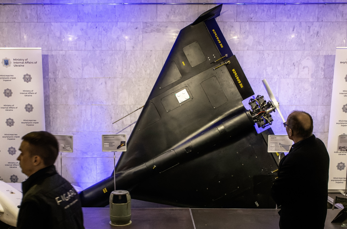 Năng lực sản xuất máy bay không người lái tấn công dùng một lần của ngành quốc phòng Nga đã được mở rộng đáng kể kể từ năm 2022, với việc tạp chí The Economist đưa tin vào tháng 5 rằng, sản lượng của Geran-2 tại Yelabuga, đã tăng hơn mười lần từ 300 chiếc mỗi tháng lên hơn 100 chiếc mỗi ngày. Sau đó, ngành công nghiệp quốc phòng Nga được báo cáo là đang đi đúng hướng để có thể sản xuất 500 máy bay không người lái Geran-2 mỗi ngày, cho phép thực hiện 15.000 cuộc tấn công mỗi tháng. Ảnh: @ Defence Blog.