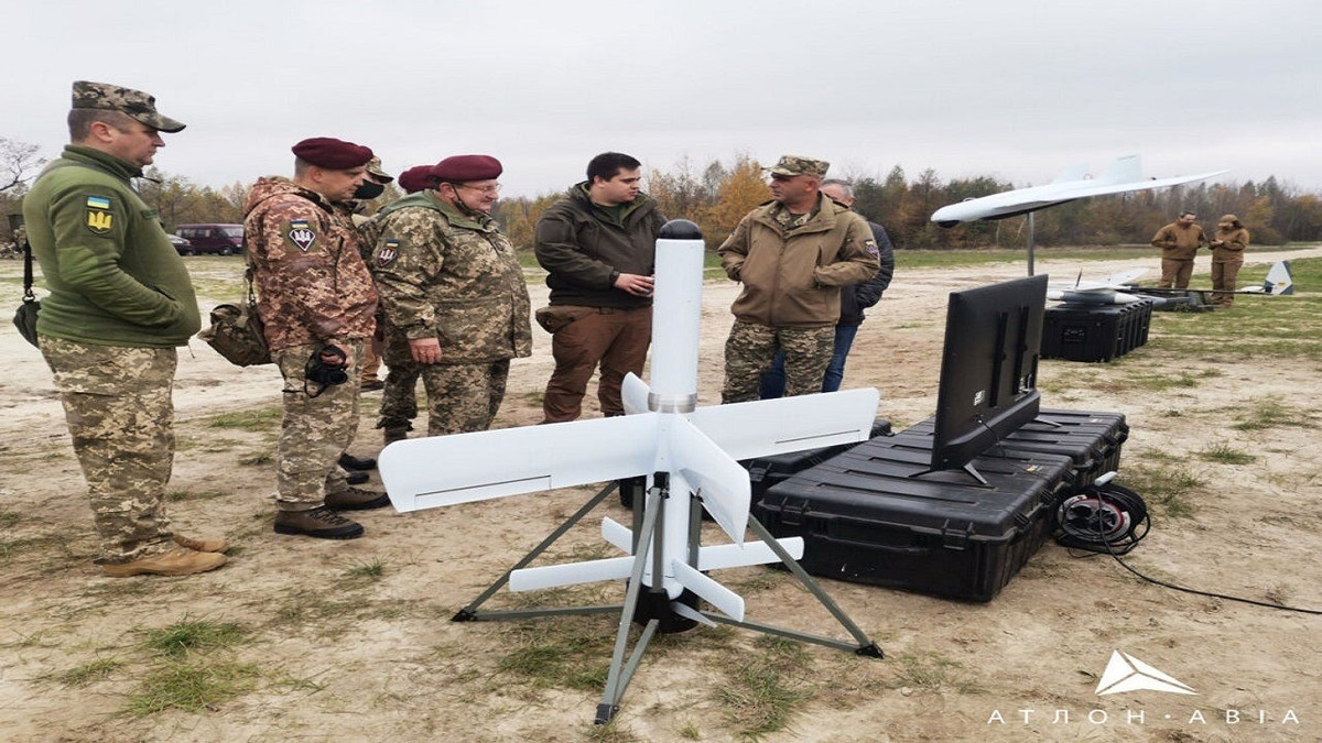 Điểm khác biệt then chốt của ST-35 là phương thức phóng thẳng đứng, trong đó UAV đa cánh quạt nâng đạn lượn lên độ cao 400 - 600 m trước khi tách ra bay về mục tiêu. Thiết kế này giúp hệ thống có thể triển khai linh hoạt từ các vị trí chật hẹp và khu vực đô thị.