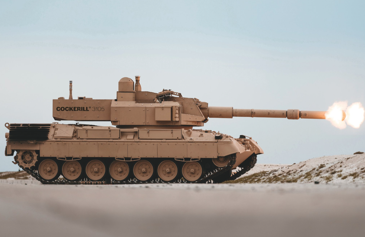 Hệ thống kiểm soát hỏa lực kỹ thuật số của tháp pháo Cockerill 3105 có kết hợp với hệ thống ngắm ngày và đêm cực kỳ ổn định, mang lại khả năng bắn trúng ngay phát đầu tiên cao, ngay cả khi xe tăng đang di chuyển. Các tính năng bổ sung khác bao gồm camera ngoài 360 độ, tám ống phóng lựu khói và hệ thống phát hiện tiếng súng, giúp nâng cao nhận thức tình huống và khả năng sống sót trên chiến trường. Ảnh: @ War Heritage Institute.