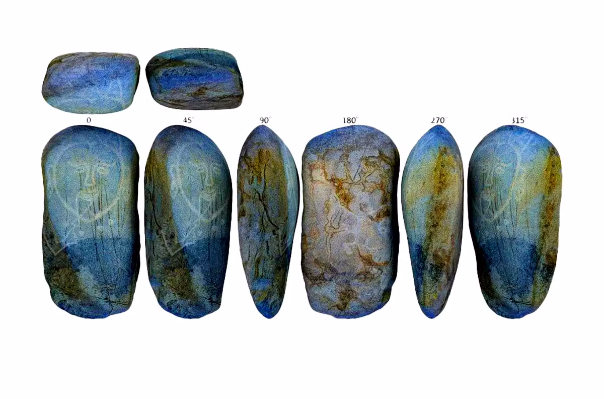 Điều đáng nói là trên phiến đá này có khắc họa một nhân vật phụ nữ có đầu ba sừng kỳ dị. Ảnh: @Viện Nghiên Cứu Thổ Nhĩ Kỳ Và Altaistics.