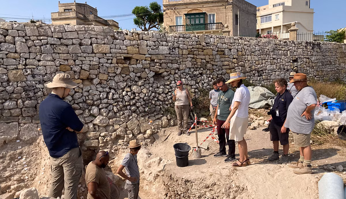 Công trình có một hệ thống nội thất tinh xảo được trang trí bằng gạch lát sàn đất nung, thạch cao có họa tiết và một hệ thống xử lý chất thải cổ xưa chứa đầy đồ gốm vỡ, bình thủy tinh, xương động vật và than củi. Ảnh: @Đại học Nam Florida.