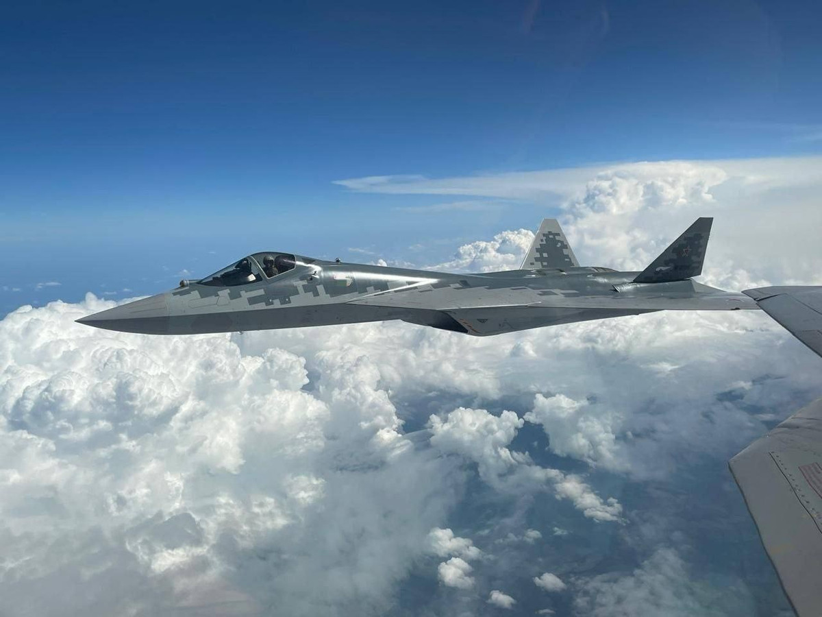 Về mặt công nghiệp, Ấn Độ dự kiến mô hình giống Su‑30MKI: nhận máy bay nguyên chiếc từ Nga, sau đó sản xuất theo giấy phép tại Nashik, tăng dần tỷ lệ nội địa hóa. Tập đoàn quốc phòng hàng đầu của Ấn Độ và các nhà cung cấp khu vực tư nhân có thể tiếp thu kỹ thuật tích hợp khoang vũ khí, quản lý chữ ký và chế tạo các cấu trúc khó quan sát.