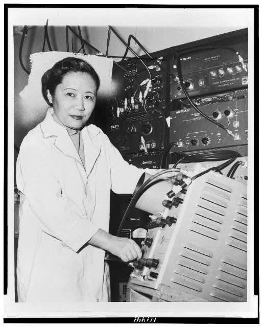 Chien-Shiung Wu nhận thức được sự bất công dựa trên giới tính, cho nên tại một hội thảo của MIT vào tháng 10 năm 1964, bà đã tuyên bố: "Tôi tự hỏi liệu các nguyên tử và hạt nhân nhỏ bé, hay các ký hiệu toán học, hay các phân tử DNA có bất kỳ sự ưu tiên nào trong việc đối xử giữa giới tính nam và nữ hay không?". Ảnh: @Grandma Got STEM.