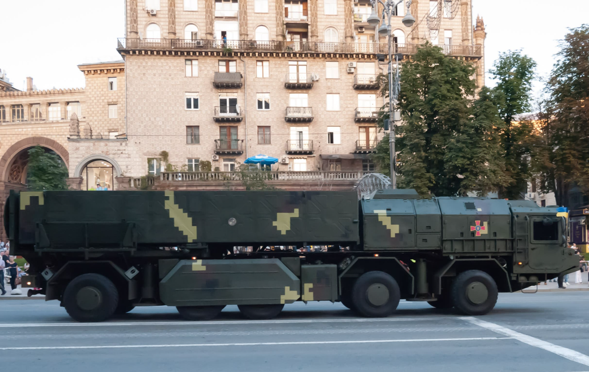 Nguồn gốc của cột mốc mới này nằm ở nhu cầu cấp thiết của Ukraine trong việc giảm sự phụ thuộc vào viện trợ quân sự của phương Tây. Kể từ cuộc chiến sự toàn diện xảy ra với Nga vào tháng 2/2022, Ukraine đã phụ thuộc rất nhiều vào các hệ thống như Hệ thống tên lửa chiến thuật quân đội do Mỹ sản xuất (ATACM) và tên lửa Storm Shadow/SCALP của Anh-Pháp để tấn công tầm xa. Ảnh: @militarnyi.