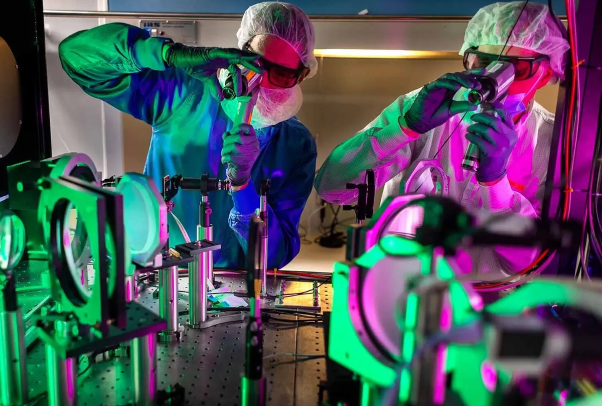 Tuy nhiên, đừng mong đợi hệ thống này sẽ cung cấp năng lượng điện cho thế giới, bởi là một tia laser xung, ZEUS chỉ bắn ra những chùm tia cực ngắn siêu mạnh, công suất năng lượng khủng, nhưng chỉ kéo dài 25 phần nghìn tỷ giây. Ảnh: @Đại học Michigan.