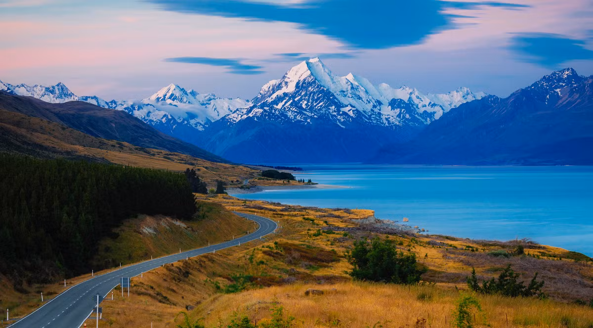 Hóa thạch cổ đại này là một đốt sống duy nhất được khai quật từ lòng suối dưới chân Núi Harper ở Đảo Nam của New Zealand. Việc tìm thấy địa điểm này đặc biệt thú vị, vì cho đến nay, bằng chứng về sự di cư sớm của loài bò sát vào đại dương chỉ được tìm thấy ở đảo Bắc Cực Spitsbergen, vùng tây bắc Bắc Mỹ và tây nam Trung Quốc. Ảnh: @outsideonline.