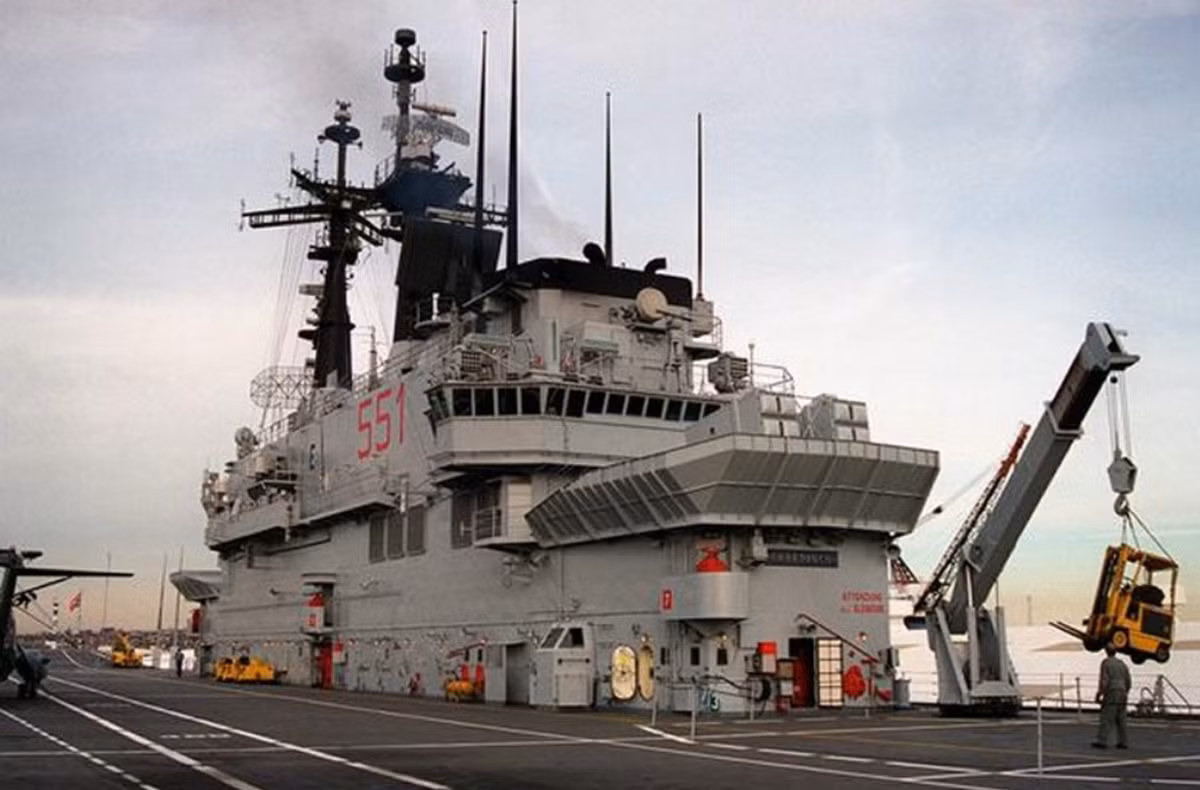 Tàu được trang bị bốn hệ thống tên lửa đất đối đất tầm ngắn Otomat Mk2 lắp ở đuôi tàu (đã tháo dỡ vào năm 2003 để cải thiện sàn bay và thông tin liên lạc vệ tinh) và hai bệ phóng ngư lôi ILAS ba ống. Ảnh: @Naval Technology.