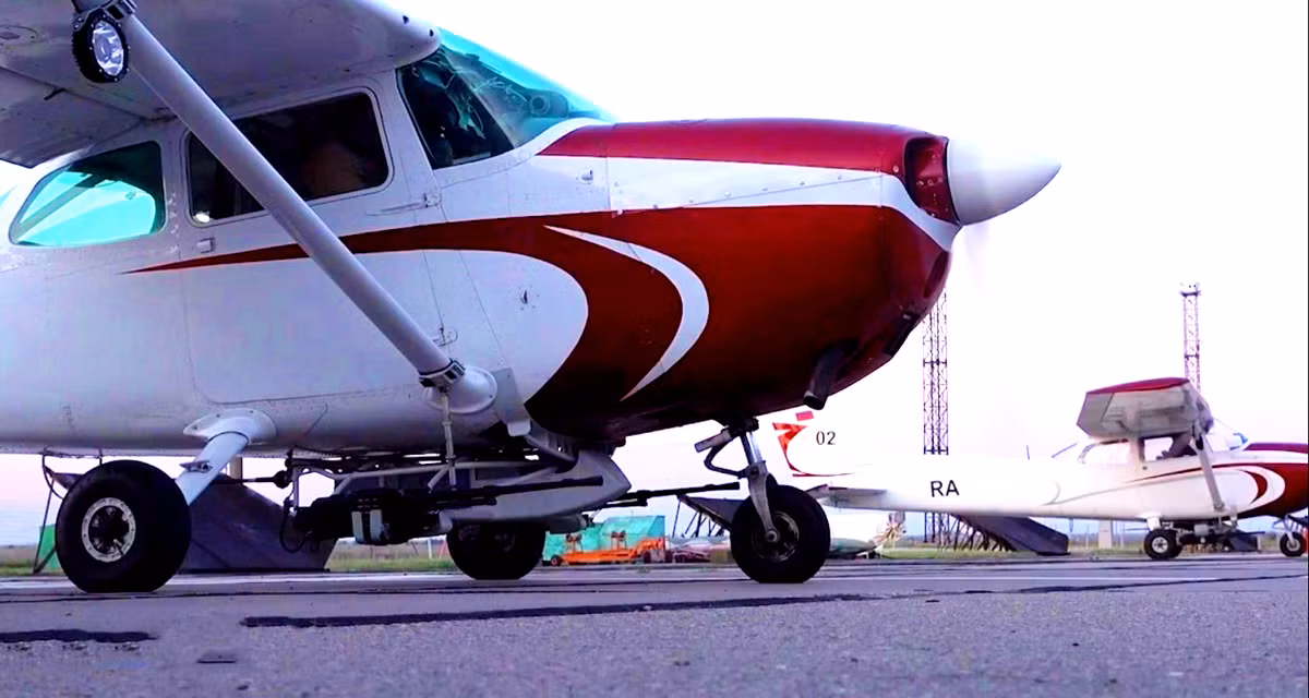 Theo đoạn phim được kênh truyền hình nhà nước Nga Rossiya 1 phát sóng, máy bay Cessna được cải tiến này có hai súng máy gắn dưới thân máy bay. Ảnh: @Осведомитель.