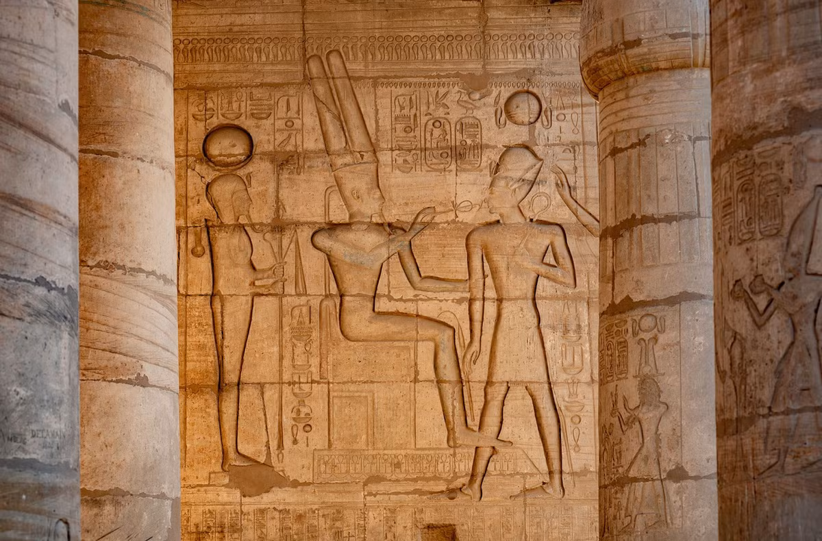 Ngoài ra, chiếc quan tài cũng chứa một số chữ tượng hình mô tả việc người đã khuất đang dâng lễ vật cho một số vị thần Ai Cập cổ đại. Điều này cho thấy, Amenhotep-Huy cũng là một 'Thầy tế lễ tối cao của Thần Amun'. Ảnh: @Hội Đồng Cổ Vật Tối Cao Ai Cập.