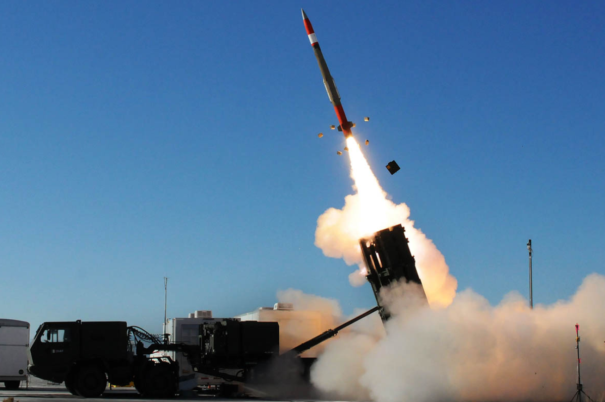 Phóng viên Lầu Năm Góc, NPR Tom Bowman đã nêu chi tiết về kho vũ khí bị mắc kẹt, chúng bao gồm 30 tên lửa Patriot PAC-3, 25 hệ thống Stinger, 142 tên lửa Hellfire, 92 tên lửa AIM-7, 8.496 quả đạn pháo 155mm, 252 tên lửa GMLRS và 125 vũ khí chống tăng AT-4. Ảnh: @Army.mil.