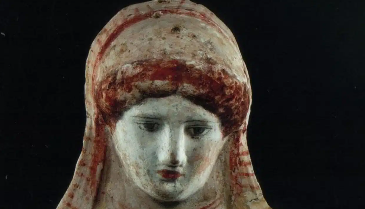 Những điểm nhấn màu đen sống động trong thiết kế đôi mắt thể hiện thành công biểu cảm của nỗi buồn kìm nén. Ảnh: @Bảo tàng Khảo cổ học Amphipolis.