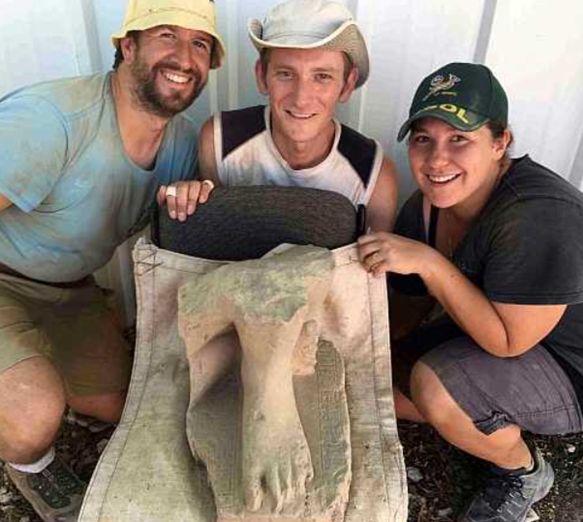 Chỉ có phần dưới của bức tượng này còn sót lại được tìm thấy, có thể mô tả hình ảnh một người đàn ông đang ngồi trên một bệ vuông có khắc một vài dòng chữ tượng hình Ai Cập cổ xưa. Ảnh: @Đại học Hebrew.