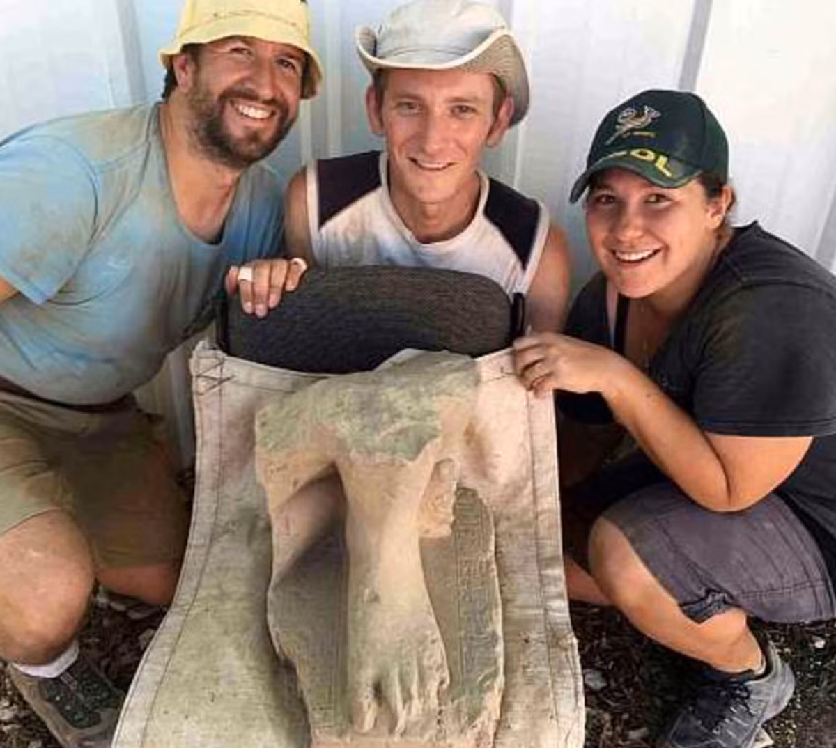 Chỉ có phần dưới của bức tượng này còn sót lại được tìm thấy, có thể mô tả hình ảnh một người đàn ông đang ngồi trên một bệ vuông có khắc một vài dòng chữ tượng hình Ai Cập cổ xưa. Ảnh: @Đại học Hebrew.