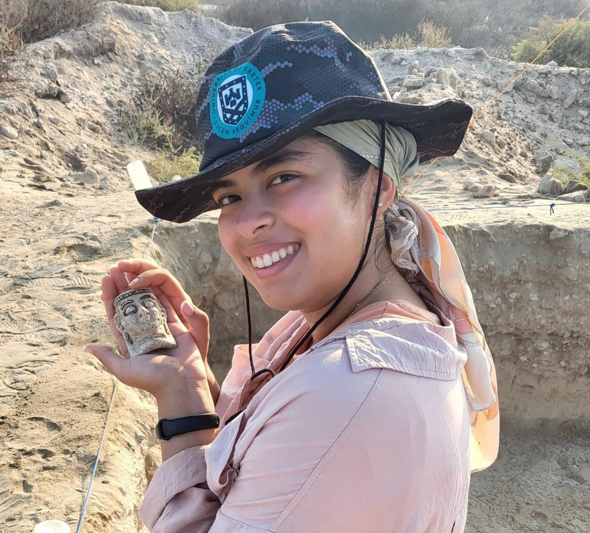 Tuy nhiên, điều gây sốc các chuyên gia là trong ngôi mộ này, họ còn tìm thấy một chiếc mặt nạ gốm sứ quý hiếm. Ảnh: @Bảo tàng Iraq.