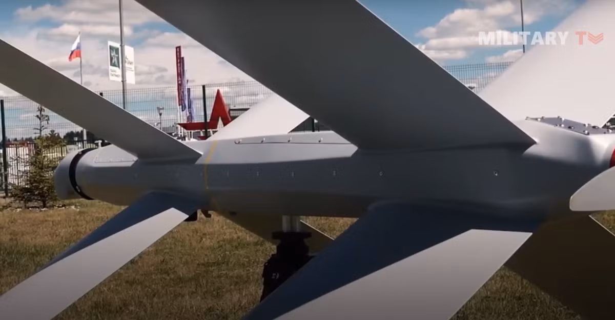 Dòng Lancet đã phát triển ổn định kể từ lần đầu tiên tham chiến tại Syria vào tháng 11 năm 2020, nơi nó được sử dụng để chống lại lực lượng Tahrir al-Sham ở Idlib. Đến tháng 7 năm 2022, các video xuất hiện cho thấy, máy bay không người lái Lancet tấn công các mục tiêu của Ukraine, bao gồm hệ thống tên lửa S-300, xe tăng T-64 và lựu pháo M777 do phương Tây cung cấp. Ảnh: @ Military TV.